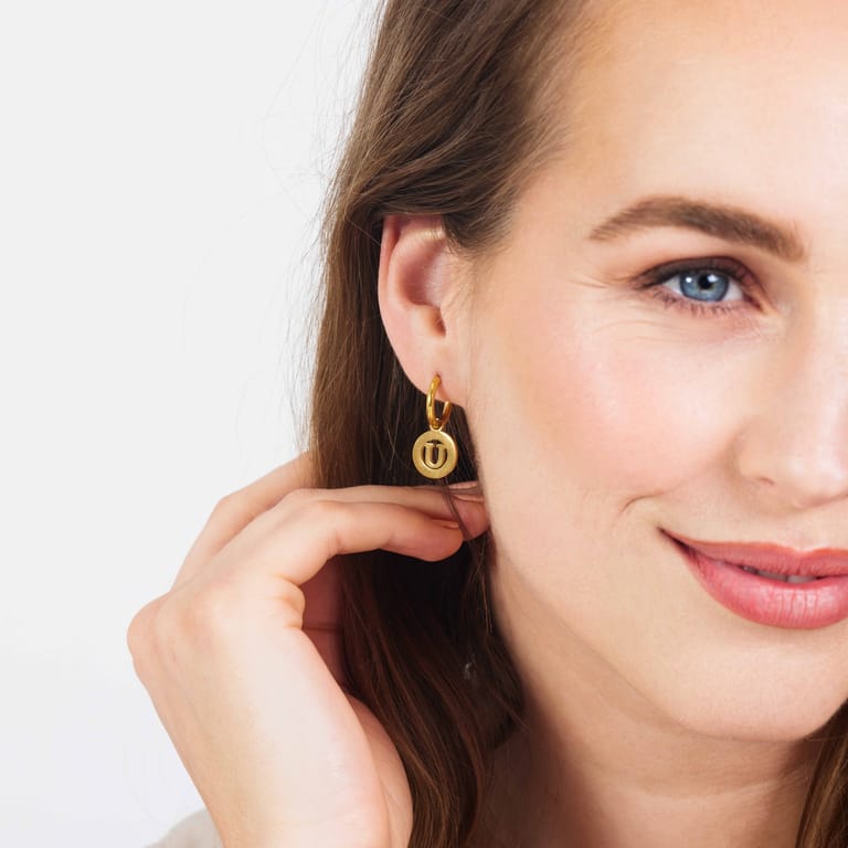 Stainless steel goldplated oorbellen met letter - U