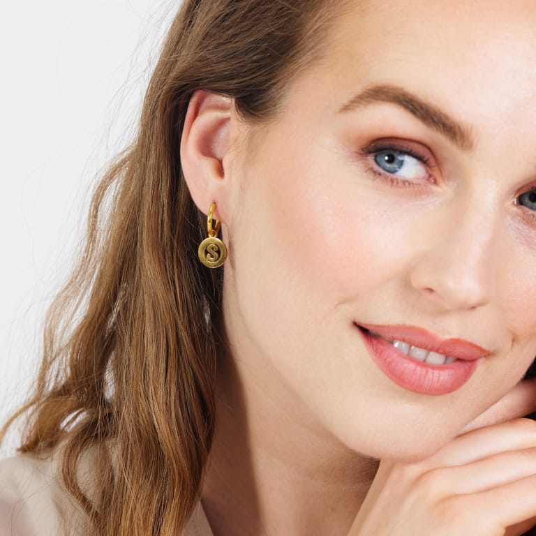 Stainless steel goldplated oorbellen met letter - S