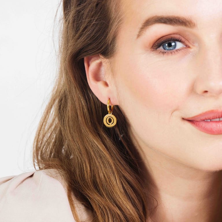 Stainless steel goldplated oorbellen met letter - Q