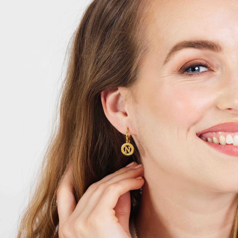 Stalen goldplated oorbellen met letter - N