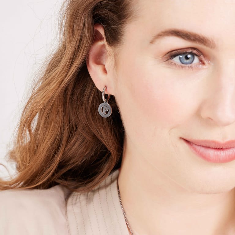 Stainless steel oorbellen met letter - P