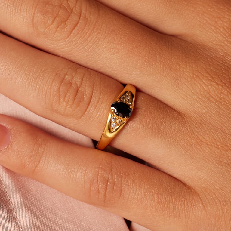 Stainless steel goldplated vintage ring zwart