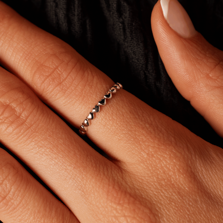 Zilveren rhodiumplated ring met hartjes