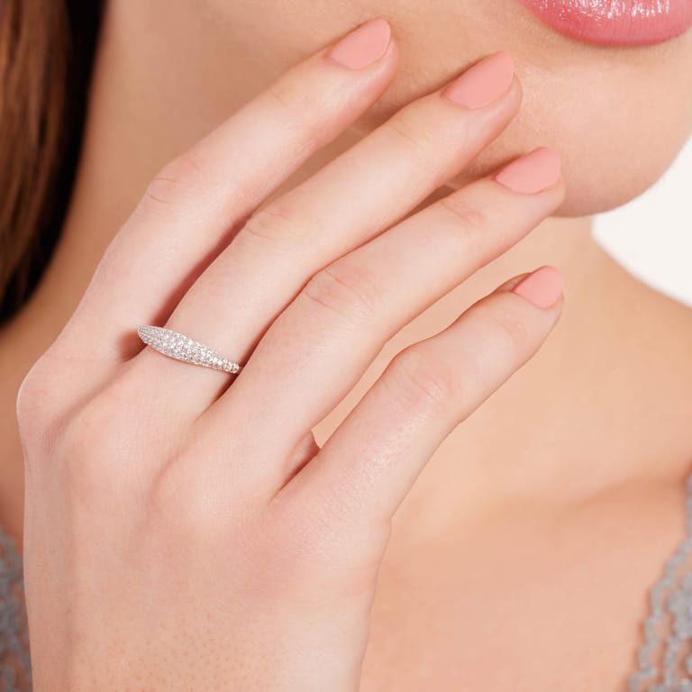 Silberner, rhodinierter Ring mit Zirkonia