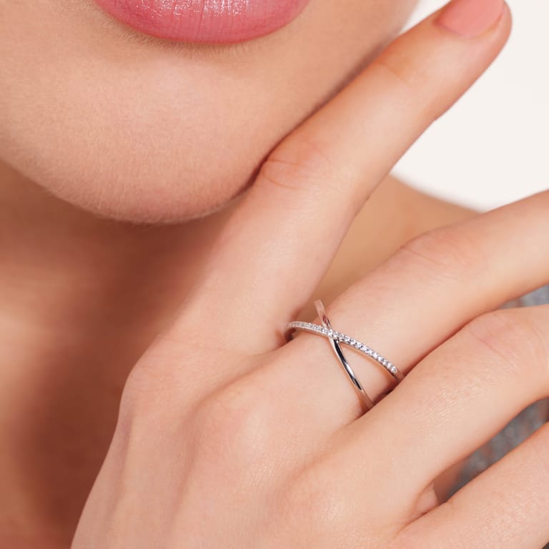 Silberner Ring gekreuztes Design mit Zirkonia
