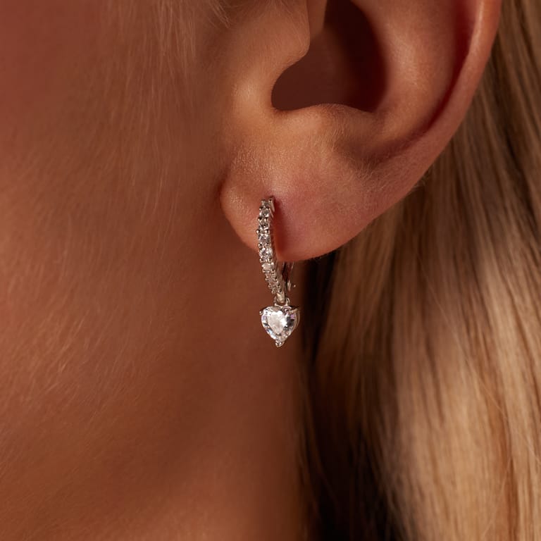 Zilveren oorring met hanger hart met zirkonia voor dames