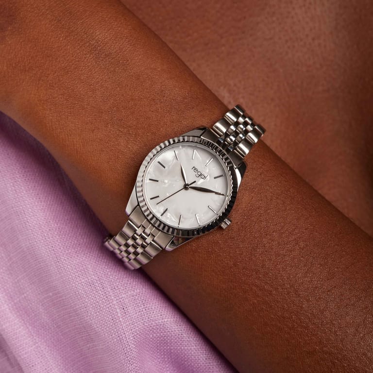 Regal horloge met stalen band