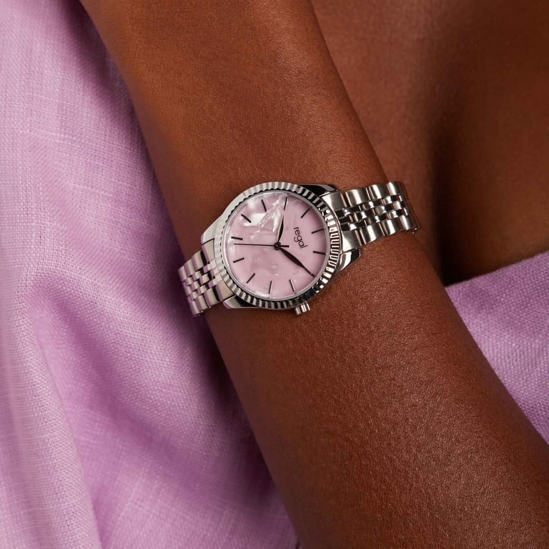 Regal horloge met stalen band