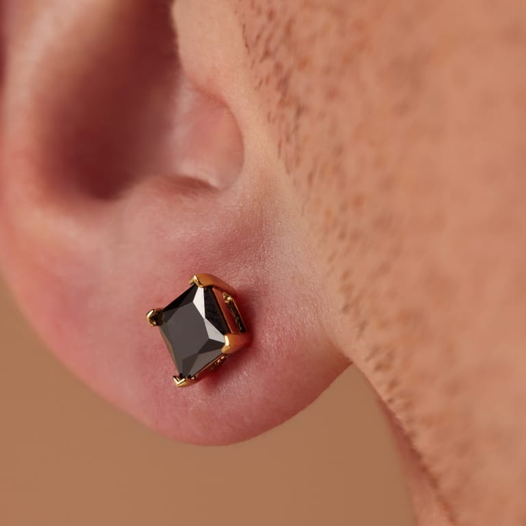 Zilveren goldplated oorbellen met zwarte zirkonia 