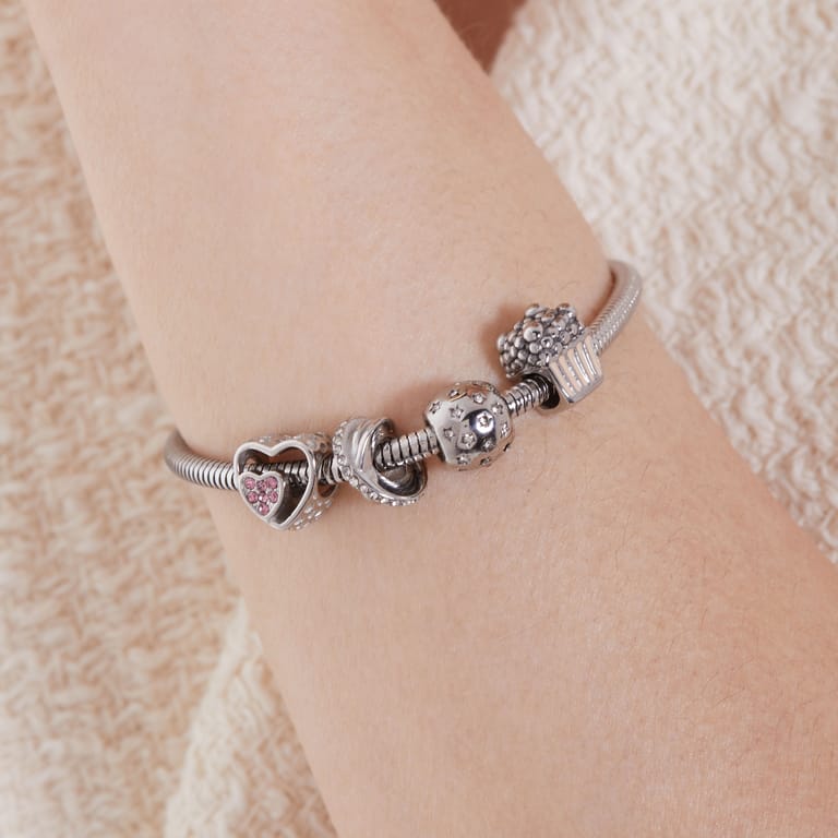 Charm aus Edelstahl mit Zirkoniareihe