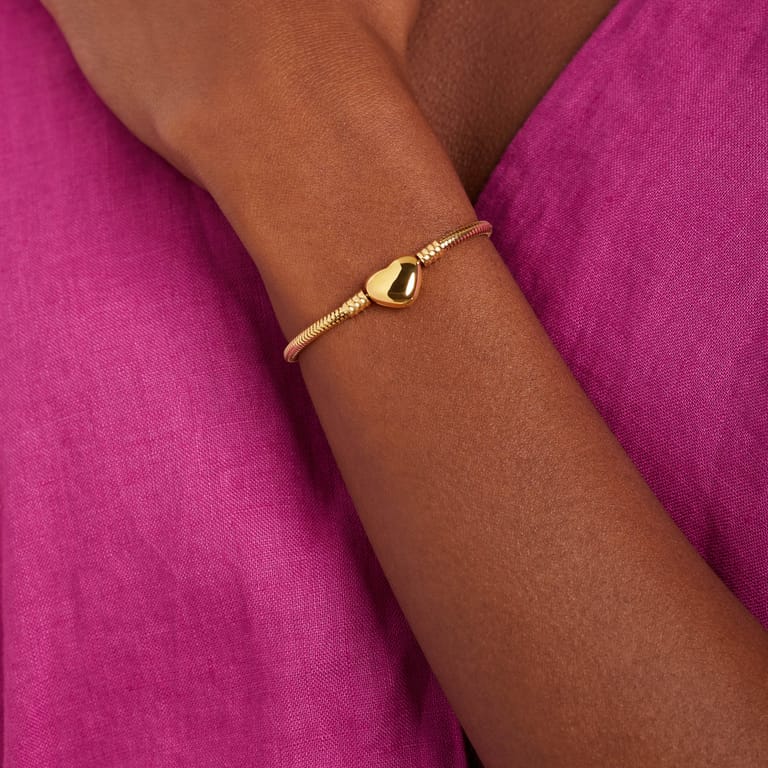 Goldplattiertes Armband aus Edelstahl mit Schlangengliedern und herzförmigem Verschluss