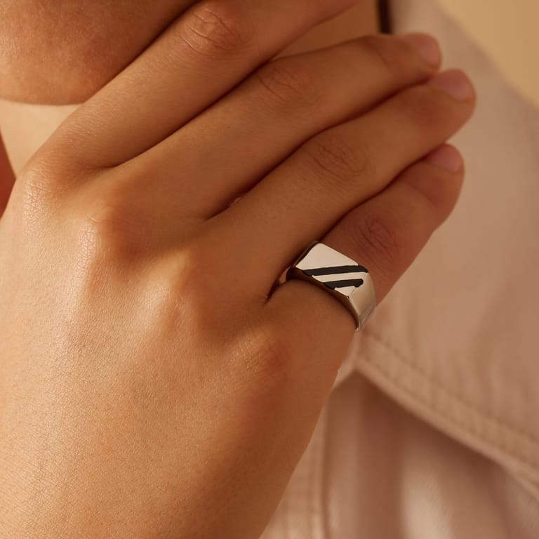 Stainless steel zegelring met zwarte strepen