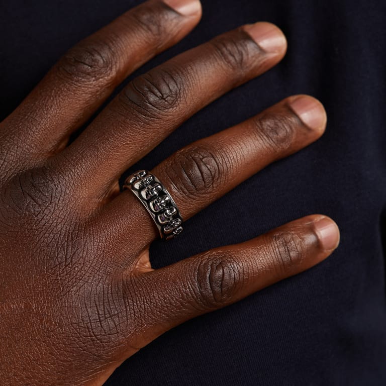 Stalen ring met doodskop