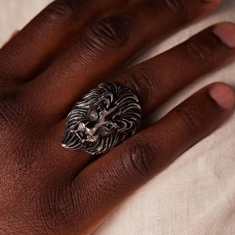 Ring aus Edelstahl mit Löwe