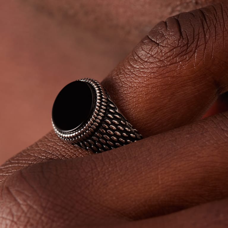 Stainless steel ring met ronde zwarte steen