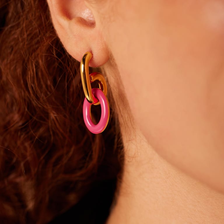 Stalen goldplated oorbellen met fuchsia emaille