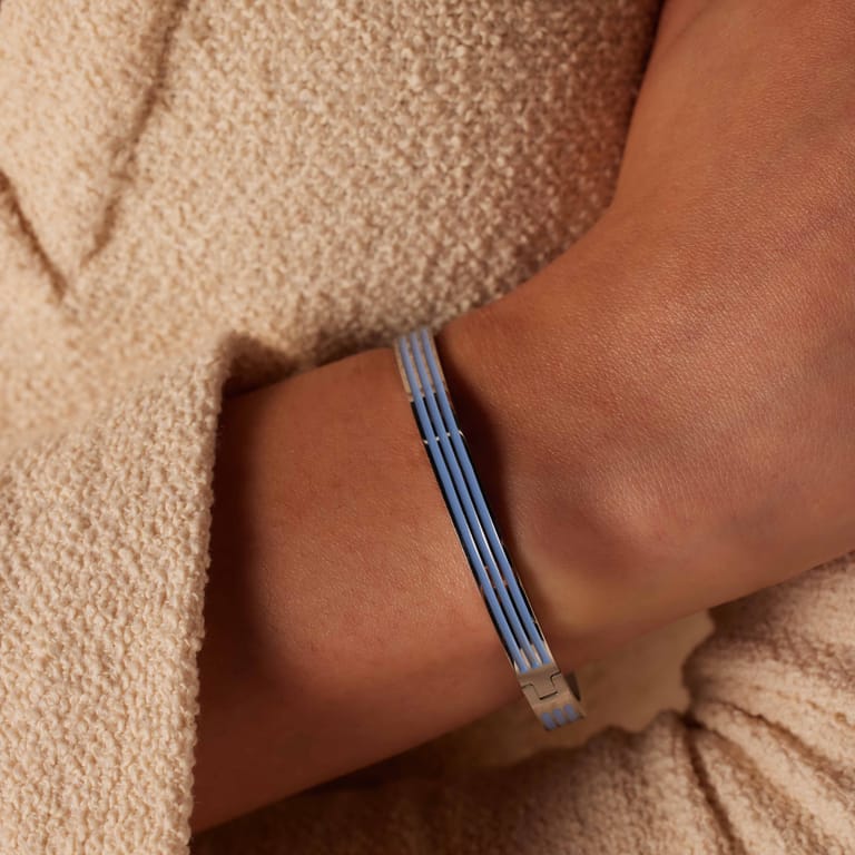 Stalen bangle met blauwe strepen