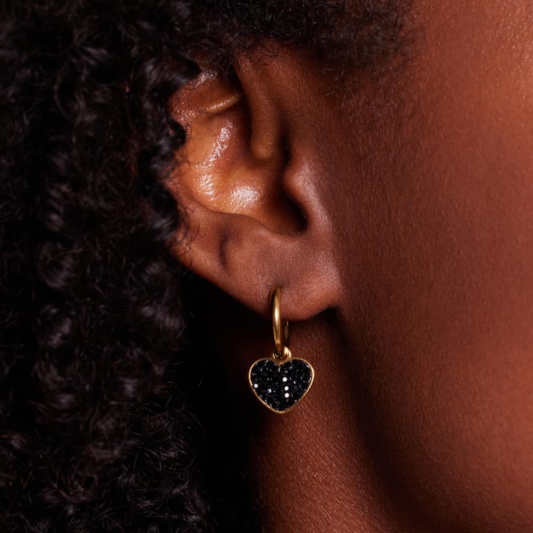 Stalen goldplated oorringen hart met kristal zwart