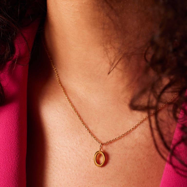 Stalen goldplated ketting met letterhanger O voor dames