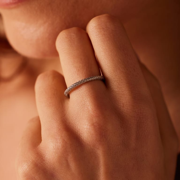 Stainless steel ring bewerkt