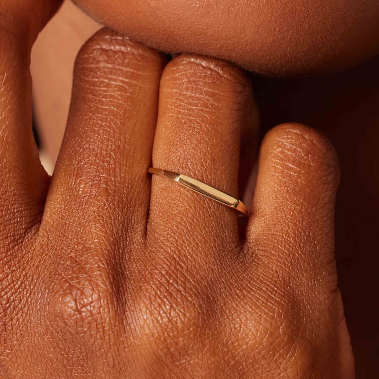 Ring aus 14 Karat Gelbgold mit Steg