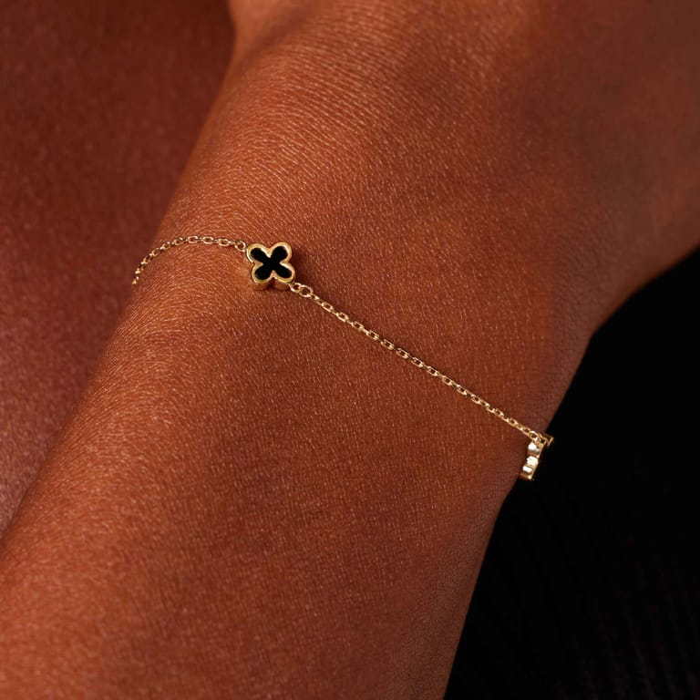 14 Karaat geelgouden armband met 3 onyx klavers
