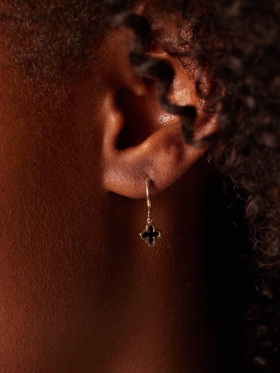 Ohrringe aus 14 Karat Gelbgold mit Onyxblüte