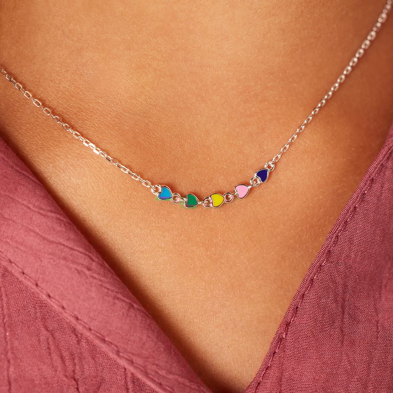 Zilveren ketting gekleurde emaille hartjes