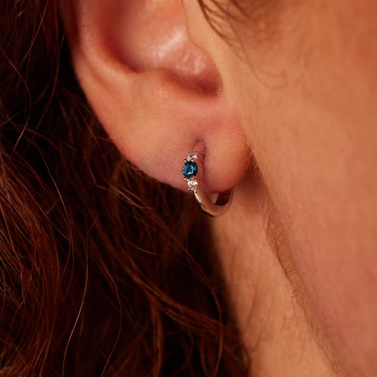 Zilveren oorringen met zirkonia blauw/wit