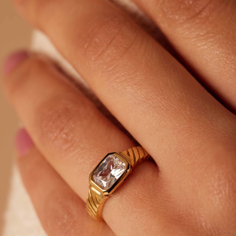 Stainless steel goldplated vintage ring met wit zirkonia