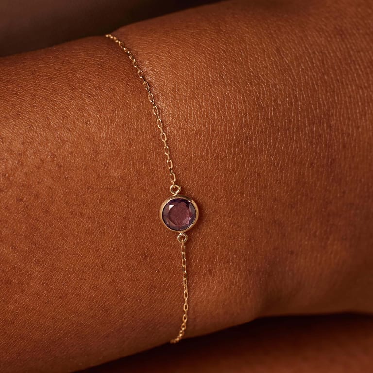 Armband aus 585 Gelbgold mit Geburtsstein-Anhänger, Februar