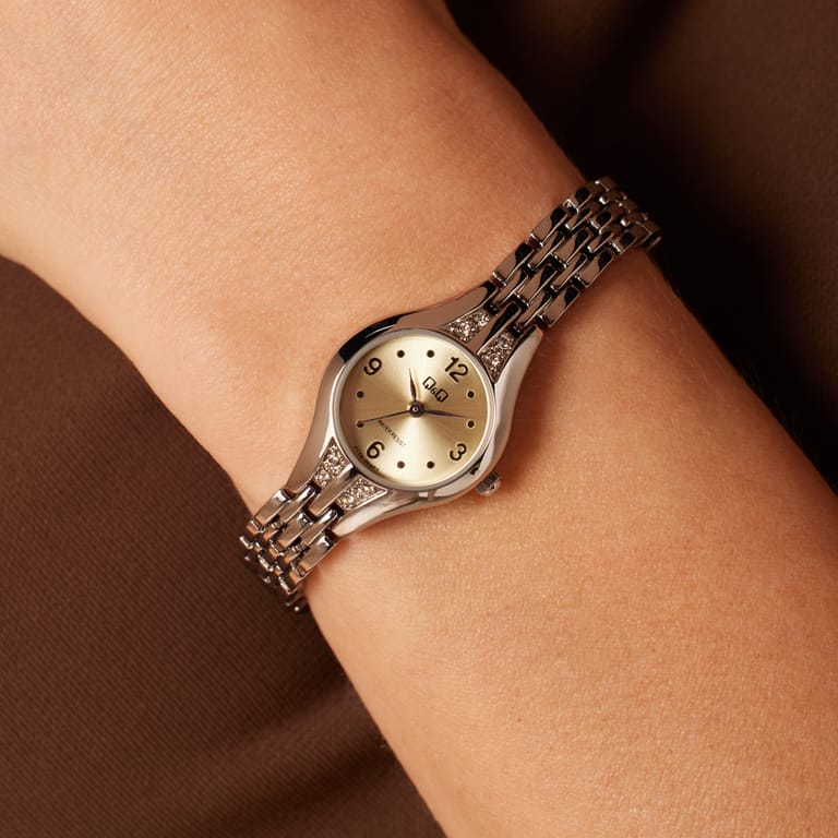 Q&Q Damenarmbanduhr aus silbernem Edelstahl F12A-004PY