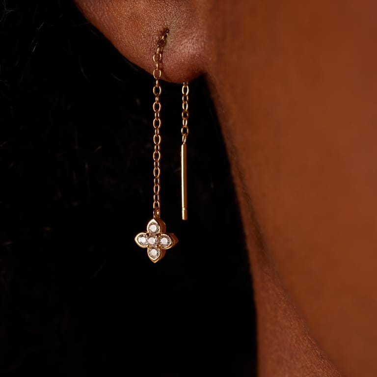 Zilveren goldplated doortrek oorbellen bloem met zirkonia voor dames
