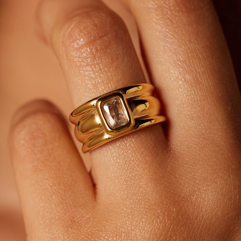 Ring aus Edelstahl, vergoldet, mit weißem Zirkonia