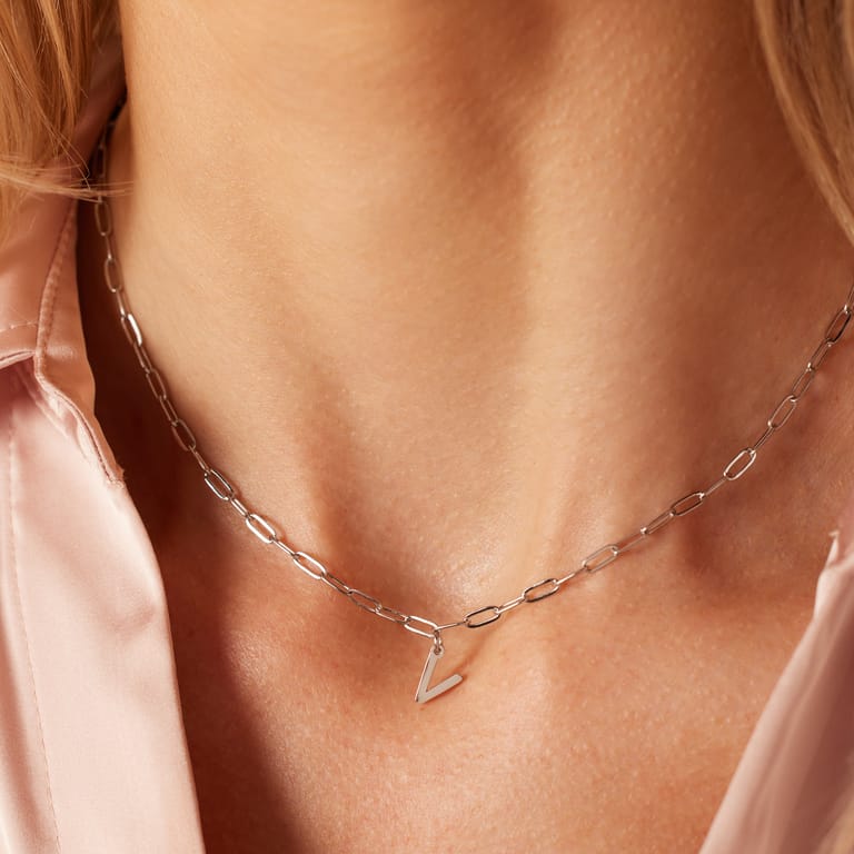 Stainless steel ketting closed forever met letter V