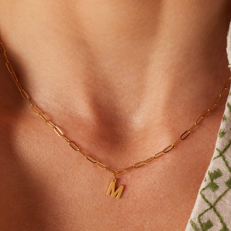 Stalen goldplated ketting met hanger letter M voor dames