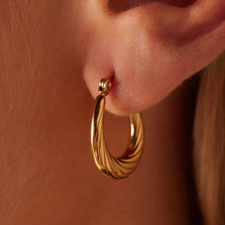 Myla stainless steel goldplated oorringen ovaal bewerkt voor dames