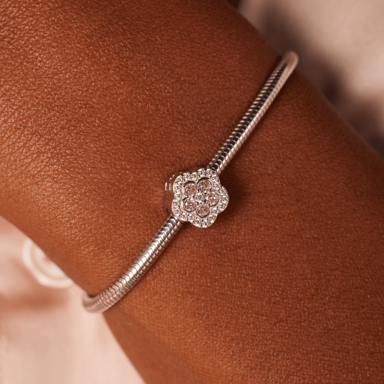 Zilveren charm bloem met witte en roze zirkonia