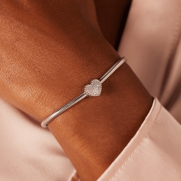 Zilveren charm hart met witte zirkonia stenen