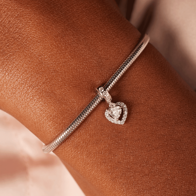 Zilveren charm hartje met zirkonia stenen