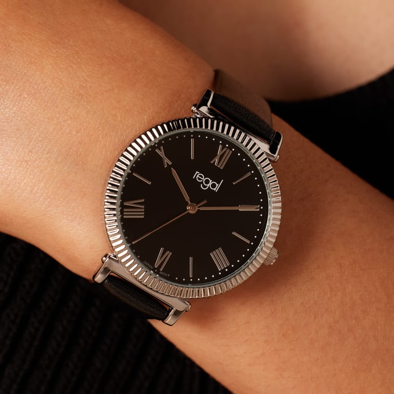Regal horloge pantone kleur zwart