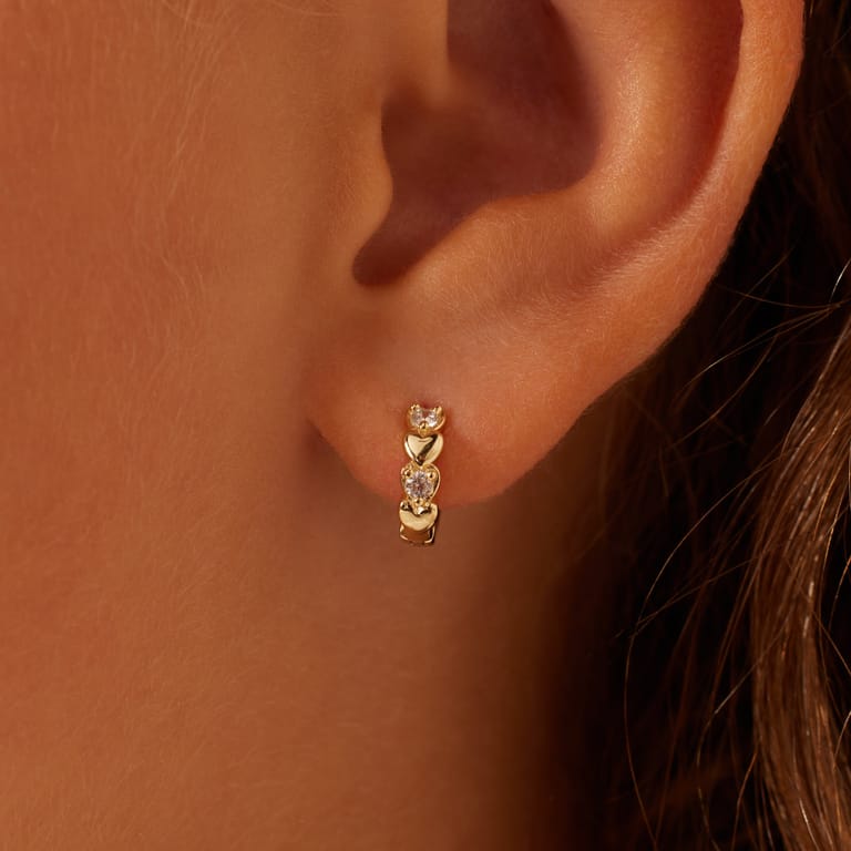 Zilveren goldplated oorringen hartjes zirkonia