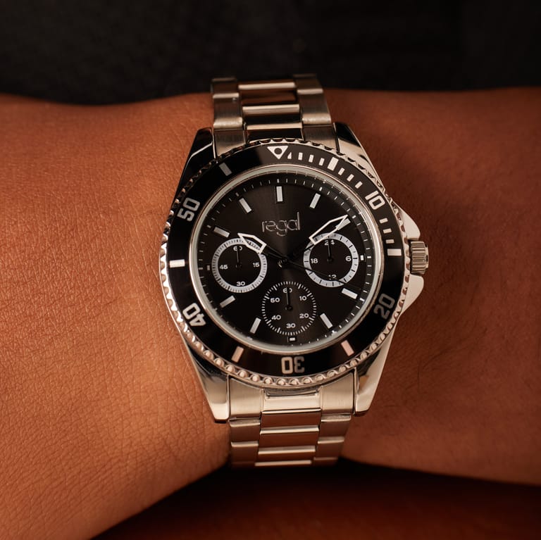 Elegante Herrenuhr aus Stahl mit schwarzem Zifferblatt