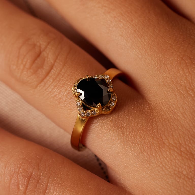 Stainless steel goldplated vintage ring met zwart zirkonia