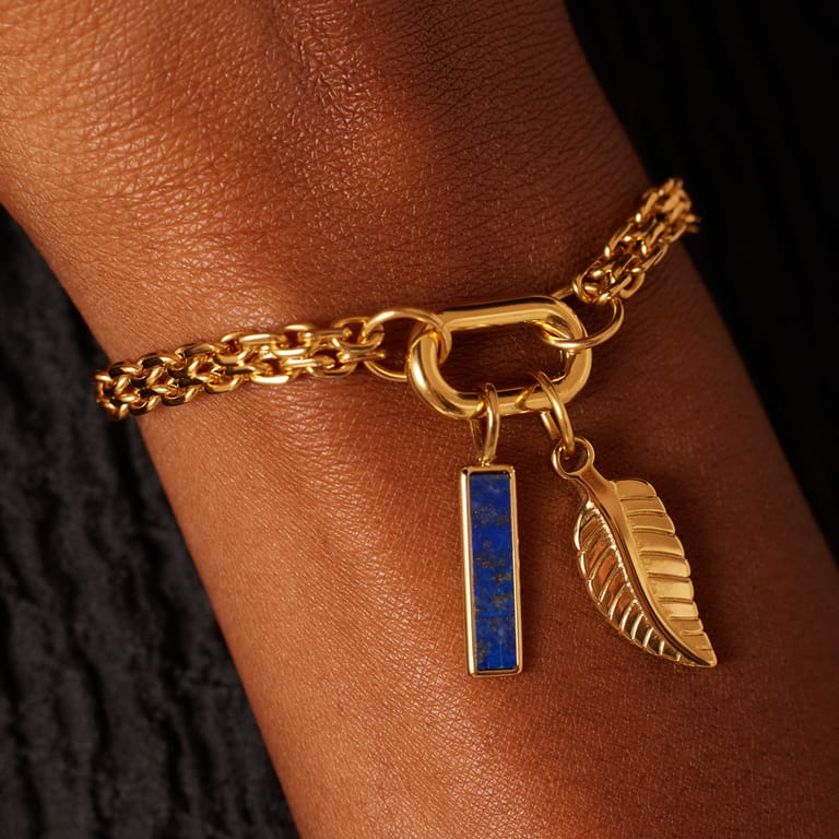 Charm aus Edelstahl, vergoldet, Stab mit Lapislazuli