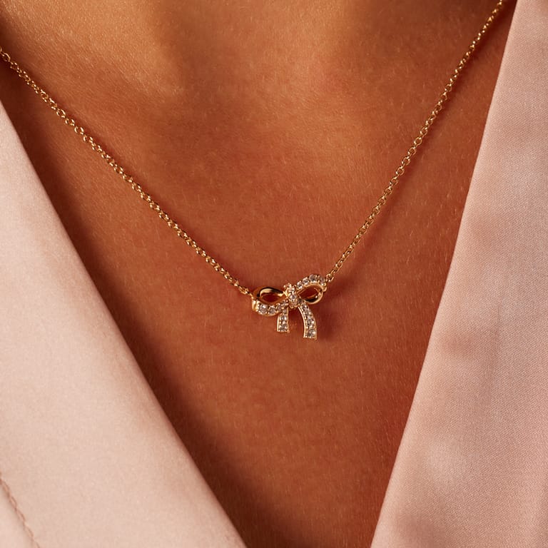 Zilveren goldplated ketting met hanger strik met zirkonia voor dames