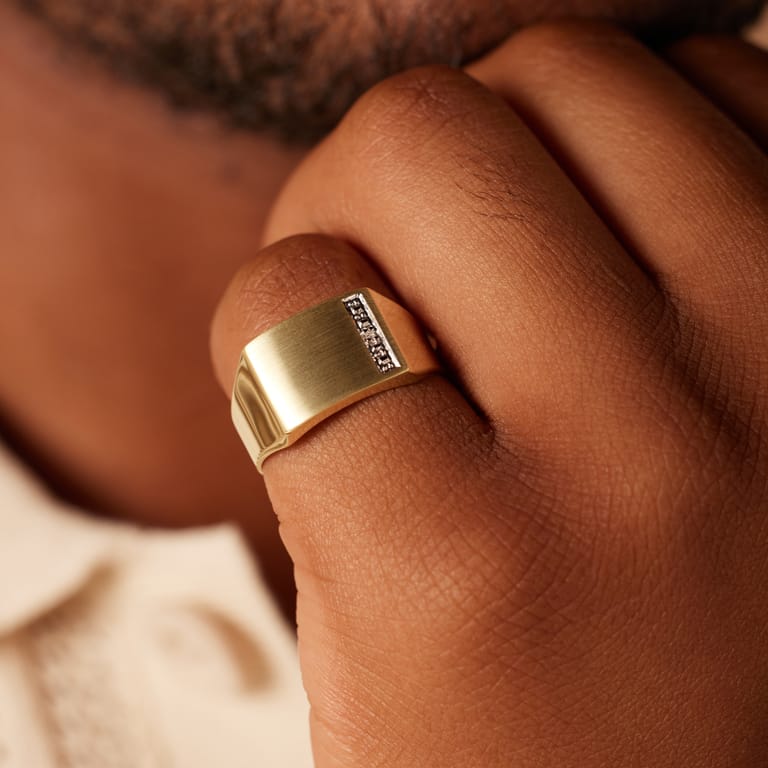 14 Karaat gouden zegelring met diamant 0,005ct