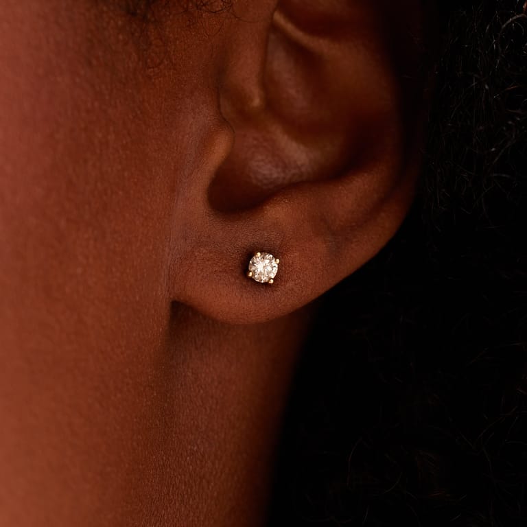 14 karaat geelgouden solitair oorbellen met lab grown diamant 0,40ct. 
