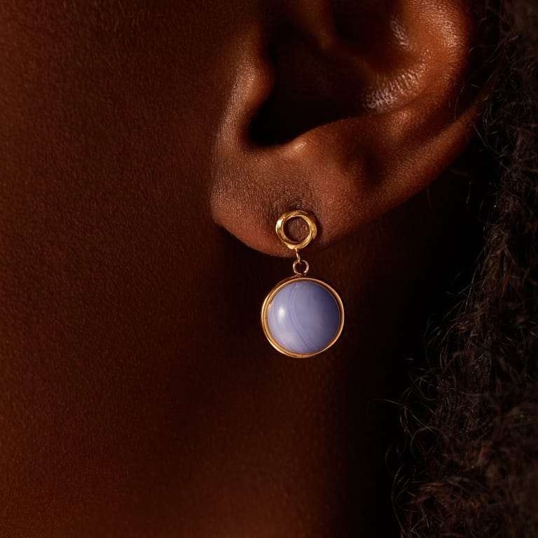 Stalen goldplated oorhangers met blue lace agaat voor dames