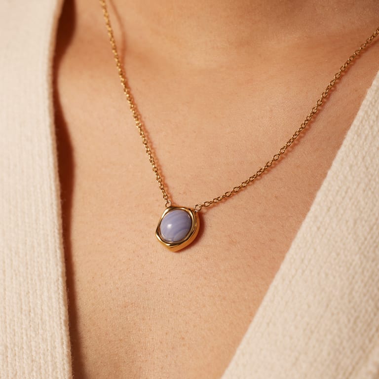 Stalen goldplated ketting met hanger met blue lace agaat voor dames